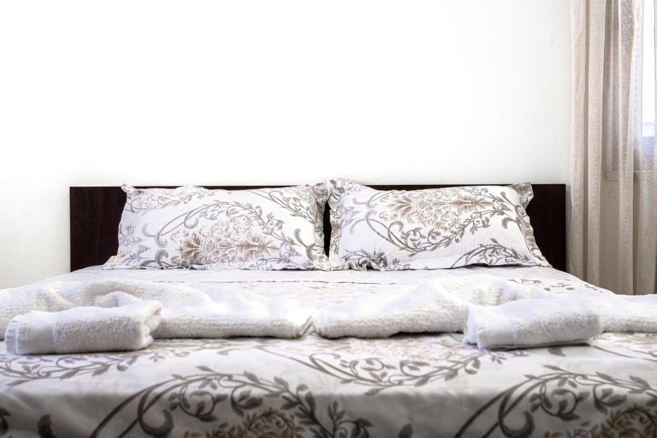 City Center Two Private Bedrooms Near Scanderbeg Square On Shared Apartment Tirana Exterior photo
